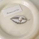 Niche Korean Vintage Leaf Brooch - Minimalist Personalized Pearl Pin, High-End Anti-Slip Versatile Accessory