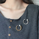 Hot-Selling Designer Metal Letter C-Shaped Pearl Brooch - Cold Aesthetic Minimalist Elegant Suit Pin, Trendy Clothing Accessory Wholesale