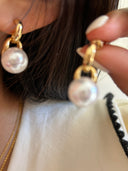 Niche Pearl Drop Gold-Tone Hoop Earrings - Minimalist Elegant Dangle Design, Statement Jewelry for Women