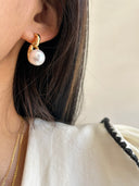 Niche Pearl Drop Gold-Tone Hoop Earrings - Minimalist Elegant Dangle Design, Statement Jewelry for Women